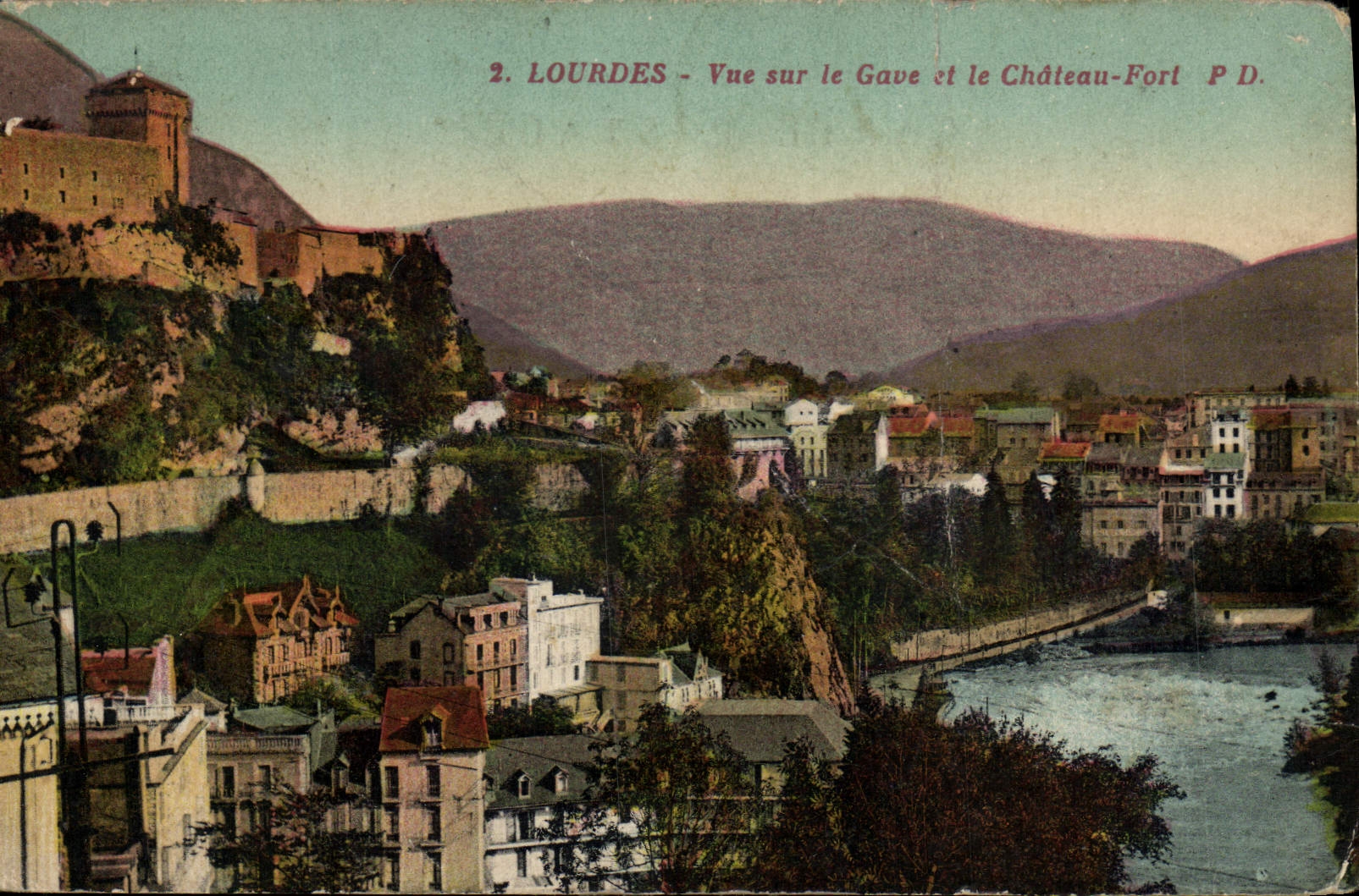 CPA Lourdes Vue sur le Gave et le Chateau Fort 