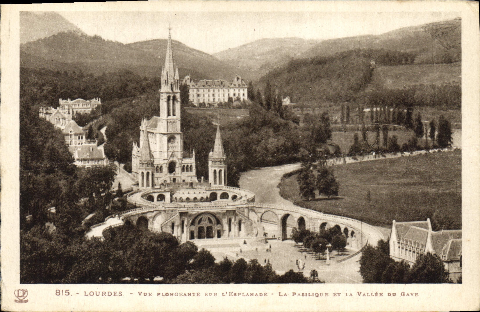 CPA Lourdes Vue plongeante sur l'Esplanade La Basilique et la Vallee du Gave 