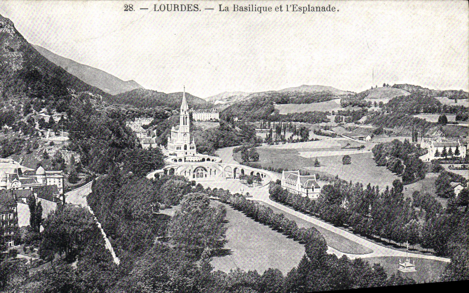 CPA Lourdes La Basilique et l'Esplanade 