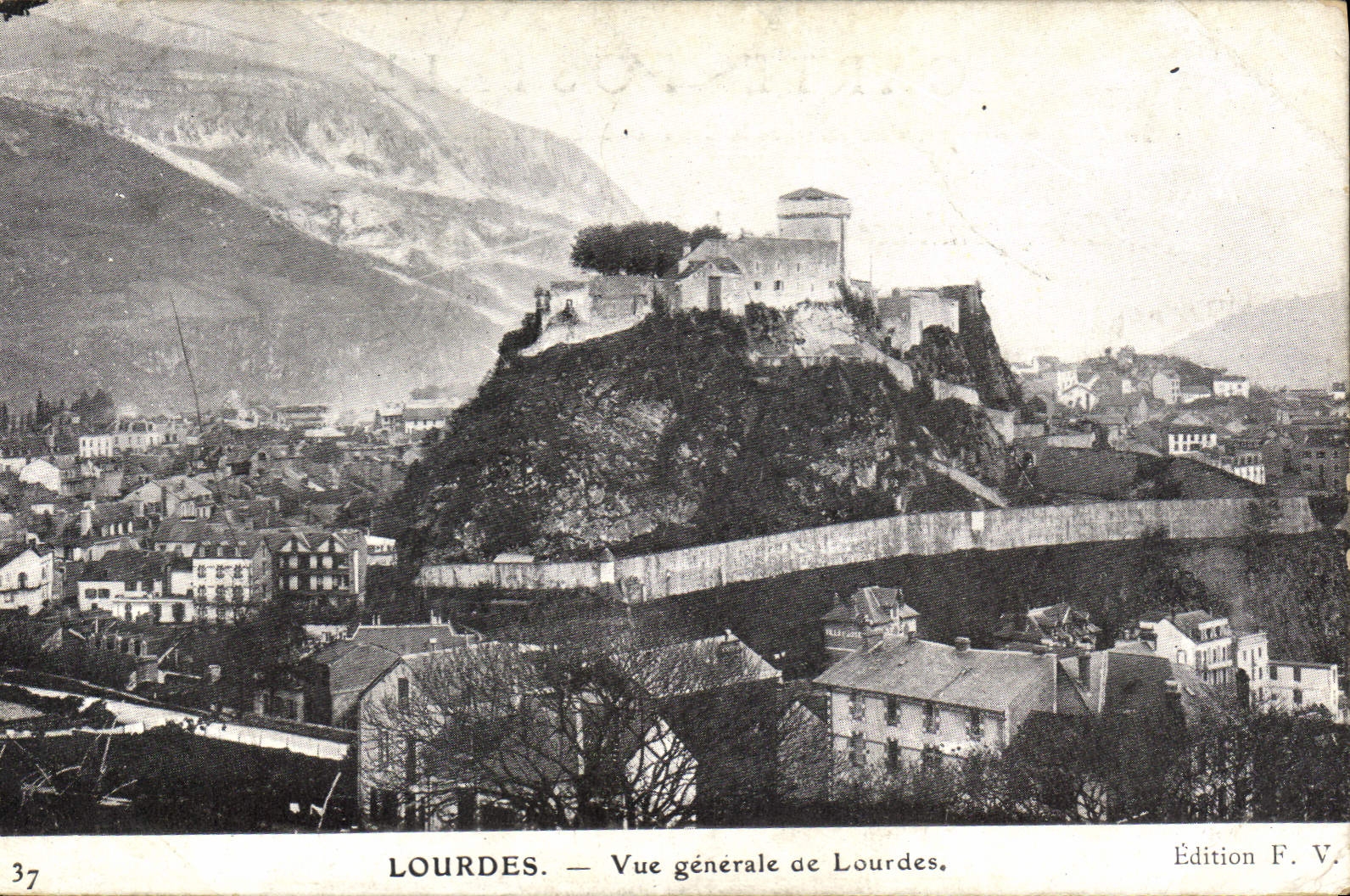 CPA Lourdes Vue generale de Lourdes 