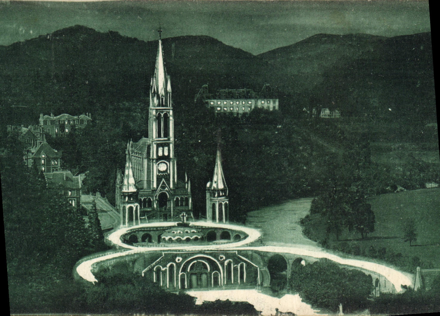 CPA Lourdes Hautes Pyrenees La Basilique illuminee 