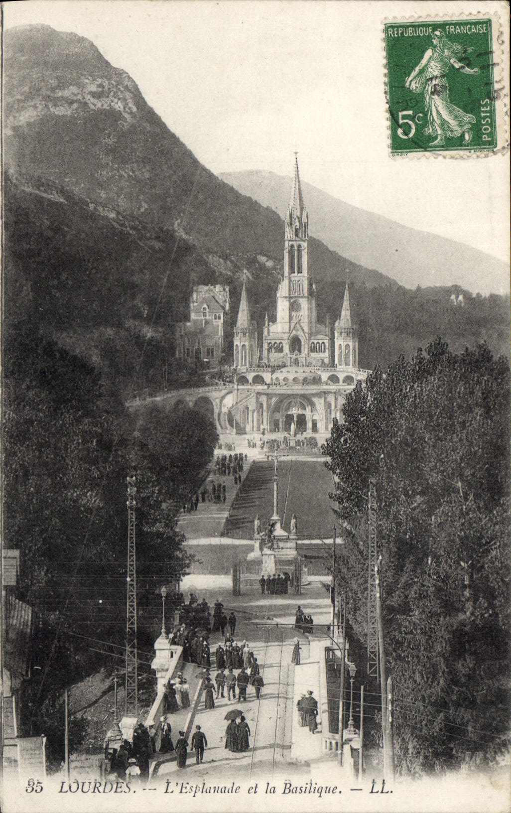 CPA Lourdes L'Esplanade et la Basilique 