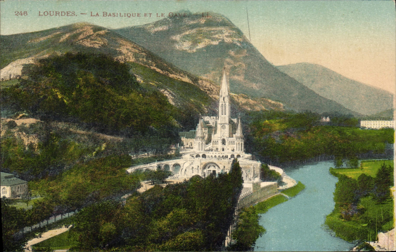 CPA Lourdes La Basilique et le Grave 