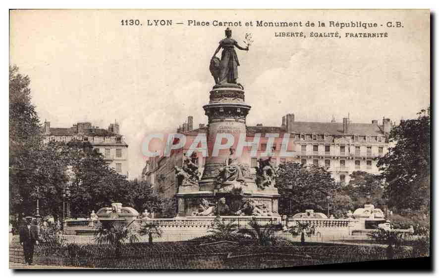 CPA Lyon Place Carnot et Monument de la Republique Liberte Egalite Fraternite 