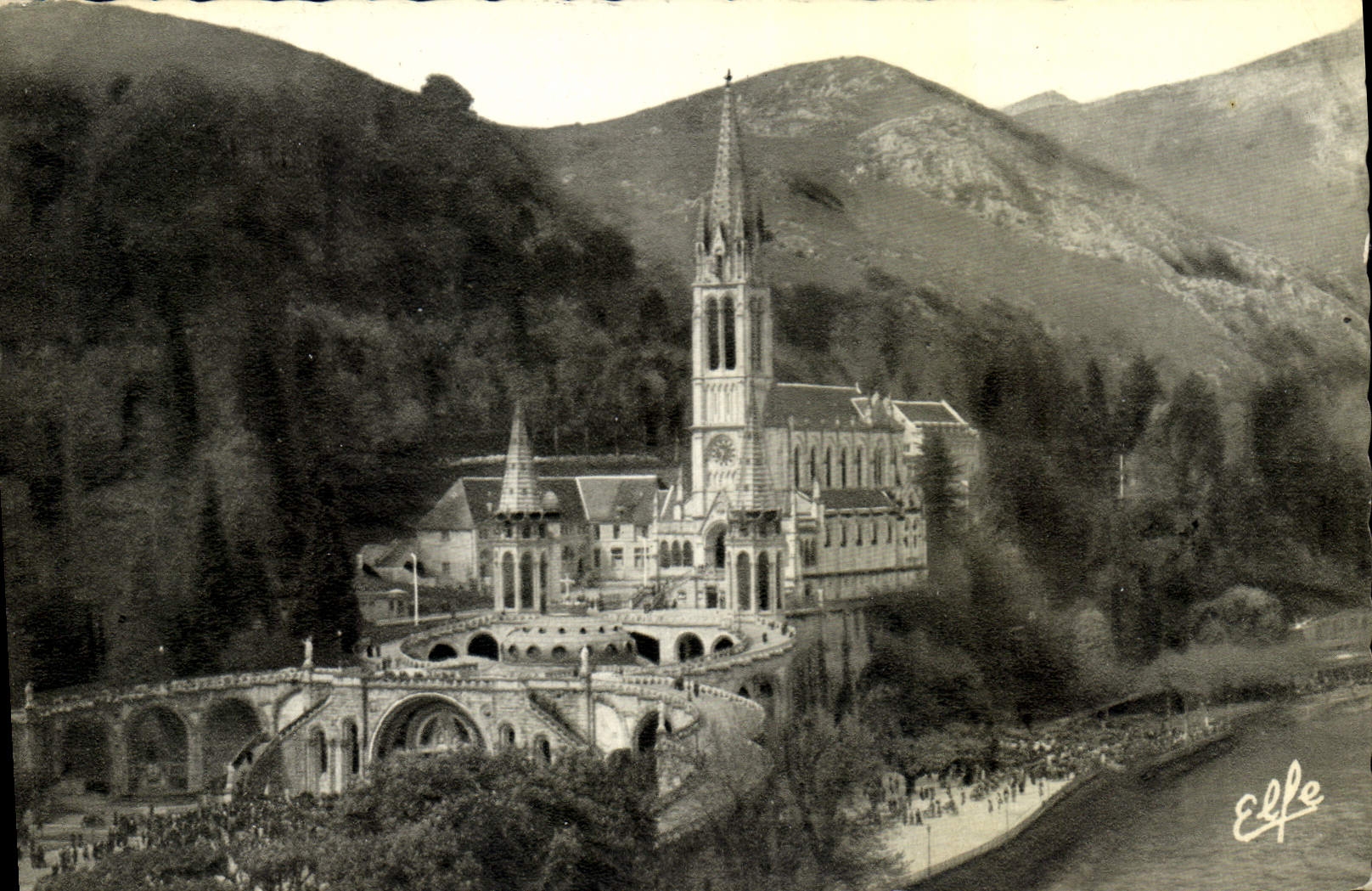 CPA Lourdes Vue plongeante sur la Basilique 