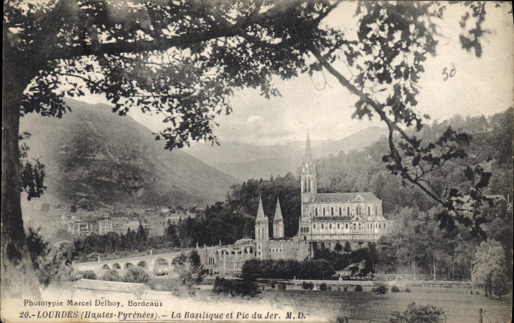 CPA Lourdes Hautes Pyrenees La Basilique et Pic du Jer 