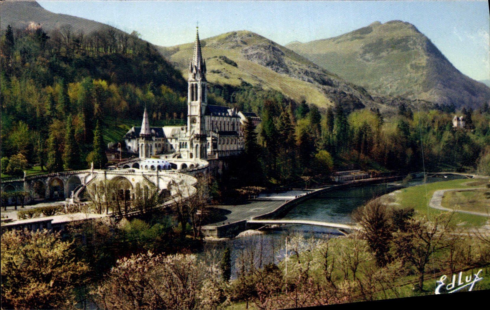 CPA Lourdes La Basilique le Gave et les nouveaux Ponts 