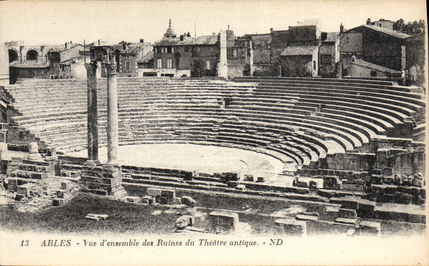 CPA Arles Vue d'ensemble des Ruines du Theatre antique 