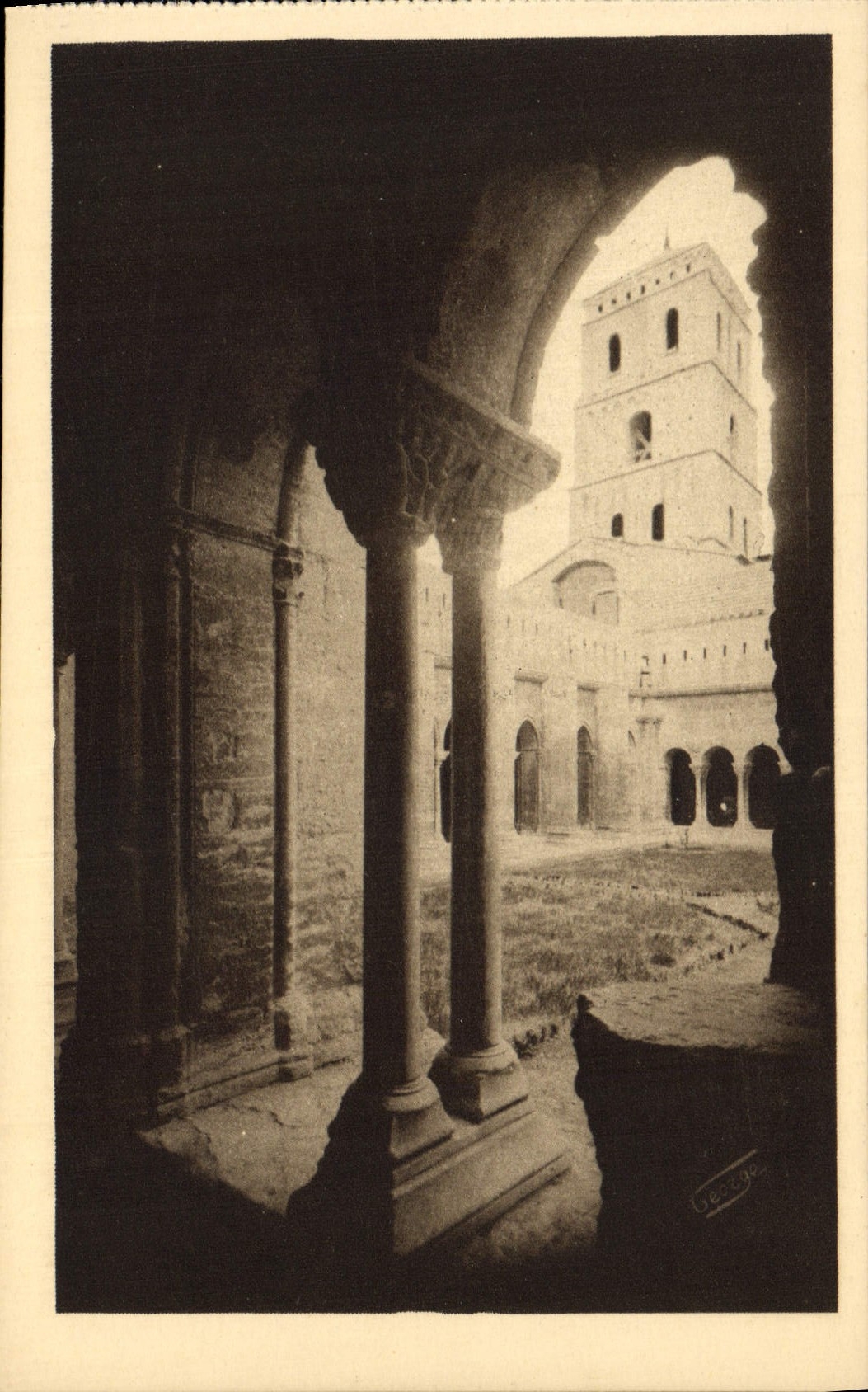 Arles - Clocher de la Cathédrale Saint-Trophime, vue à travers les galeries du Cloître