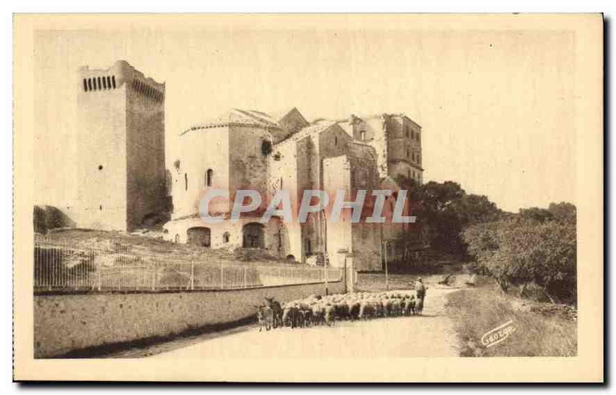 CPA Arles Environs d'Arles Montmajour Abbaye XII siecle a gauche Tour de defense XIV siecle Berger M