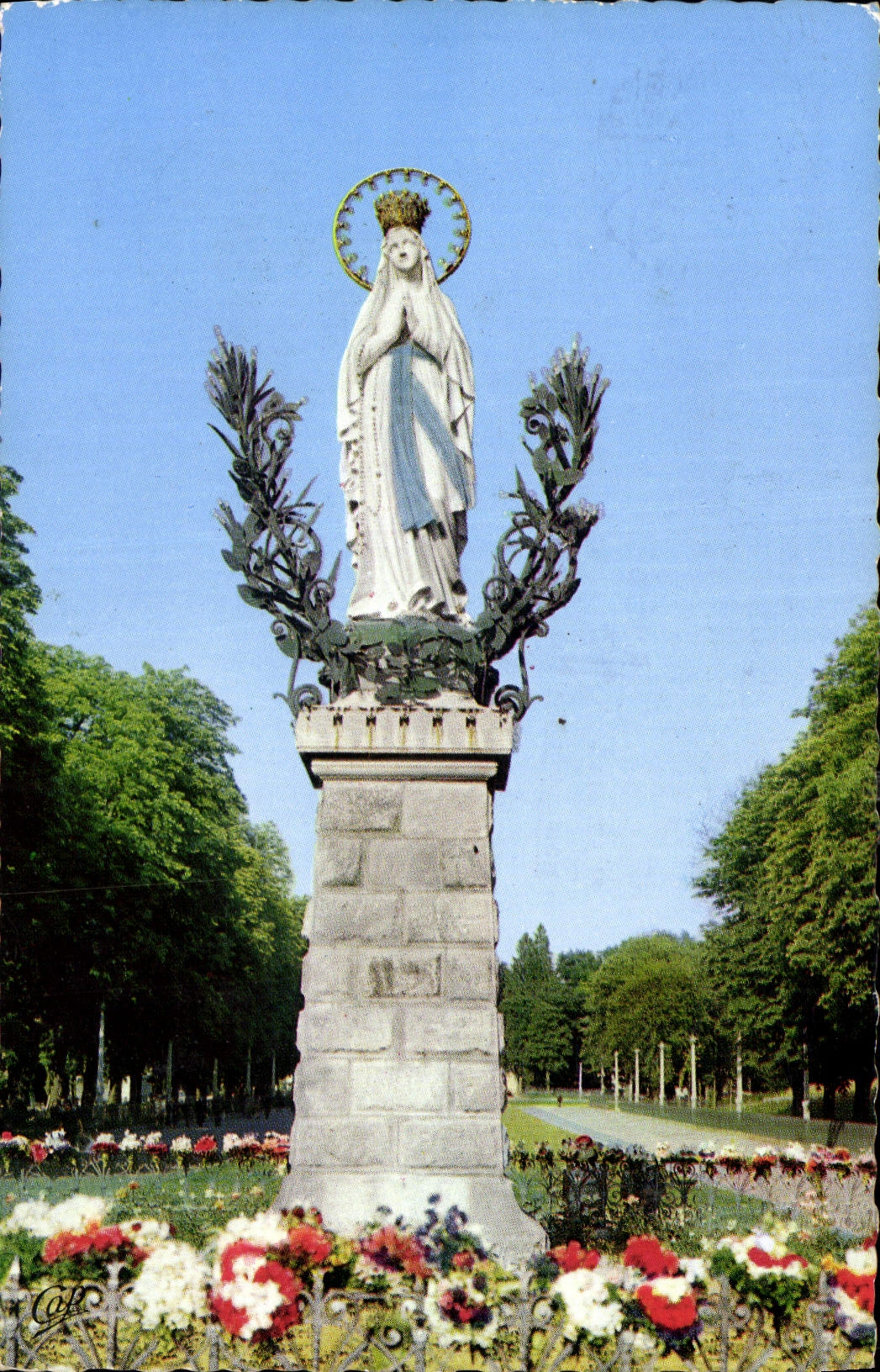 CPA Lourdes La Vierge Couronnee 