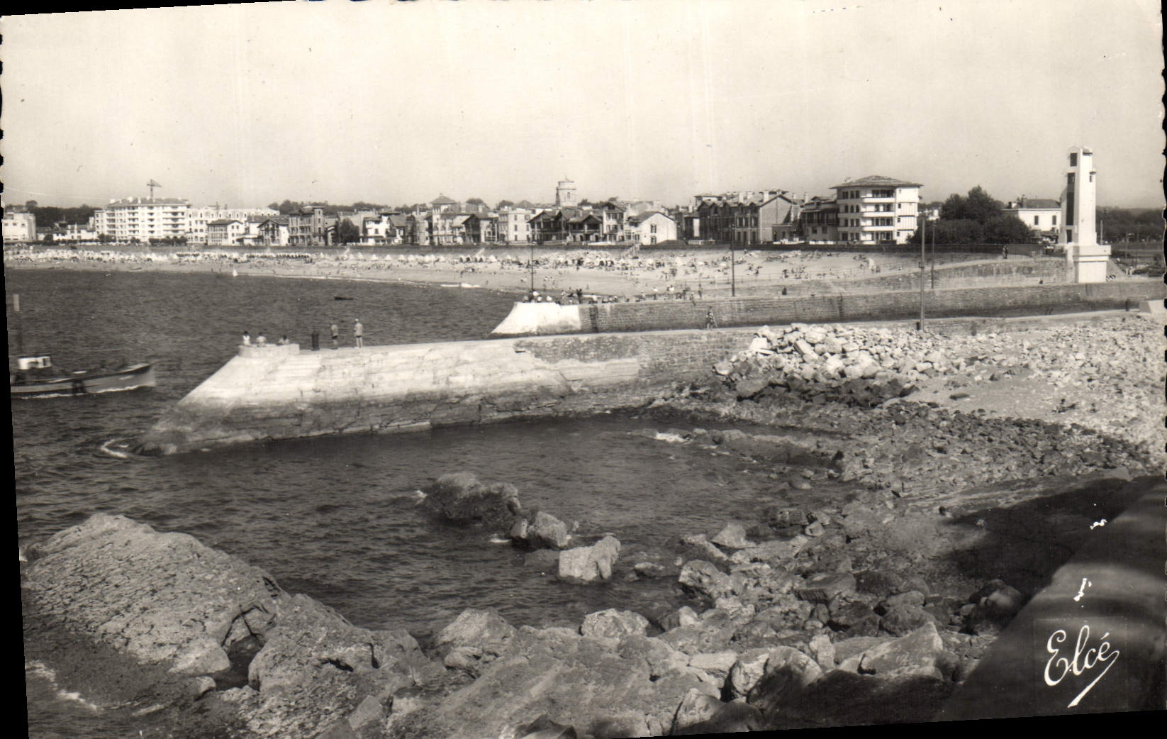 Saint-Jean-de-Luz — Entrée du Port, au fond la Plage — Éditeur Elcé, n° 6913