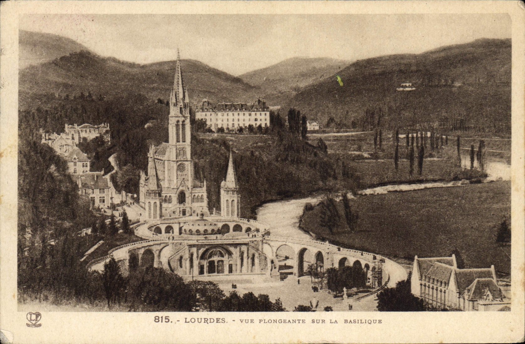 CPA Lourdes Vue plongeante sur la Basilique 