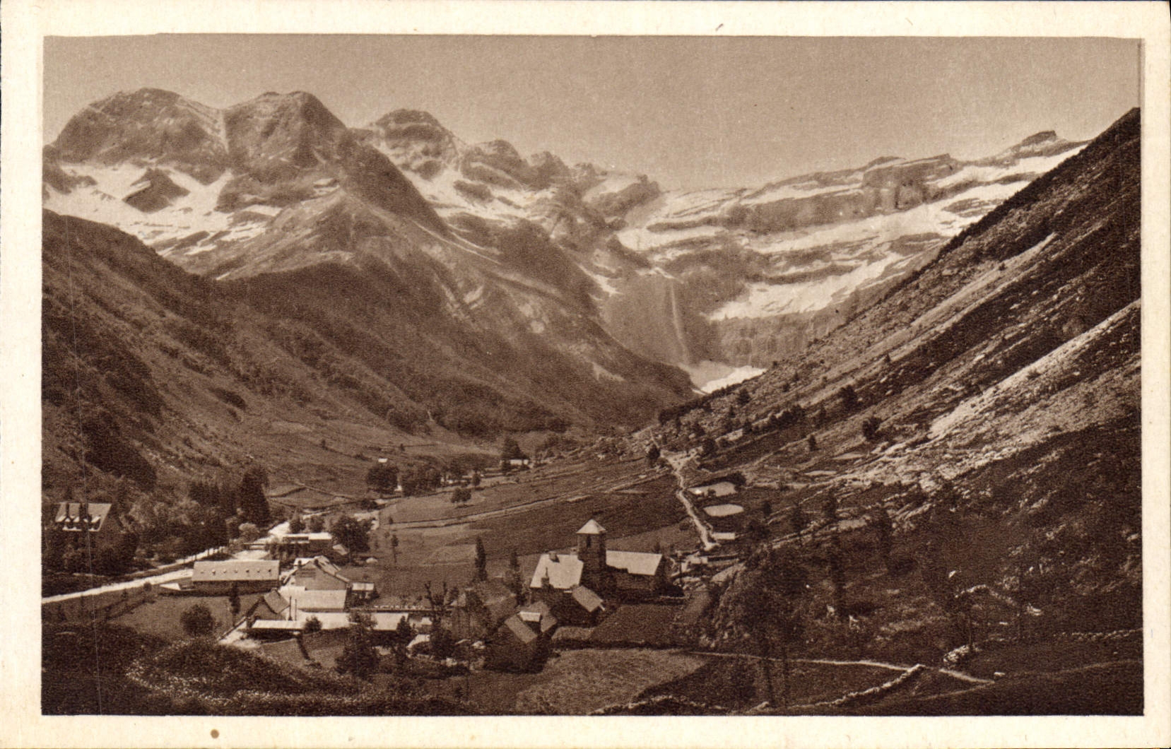 CPA Gavarnie Le Village et le Cirque 
