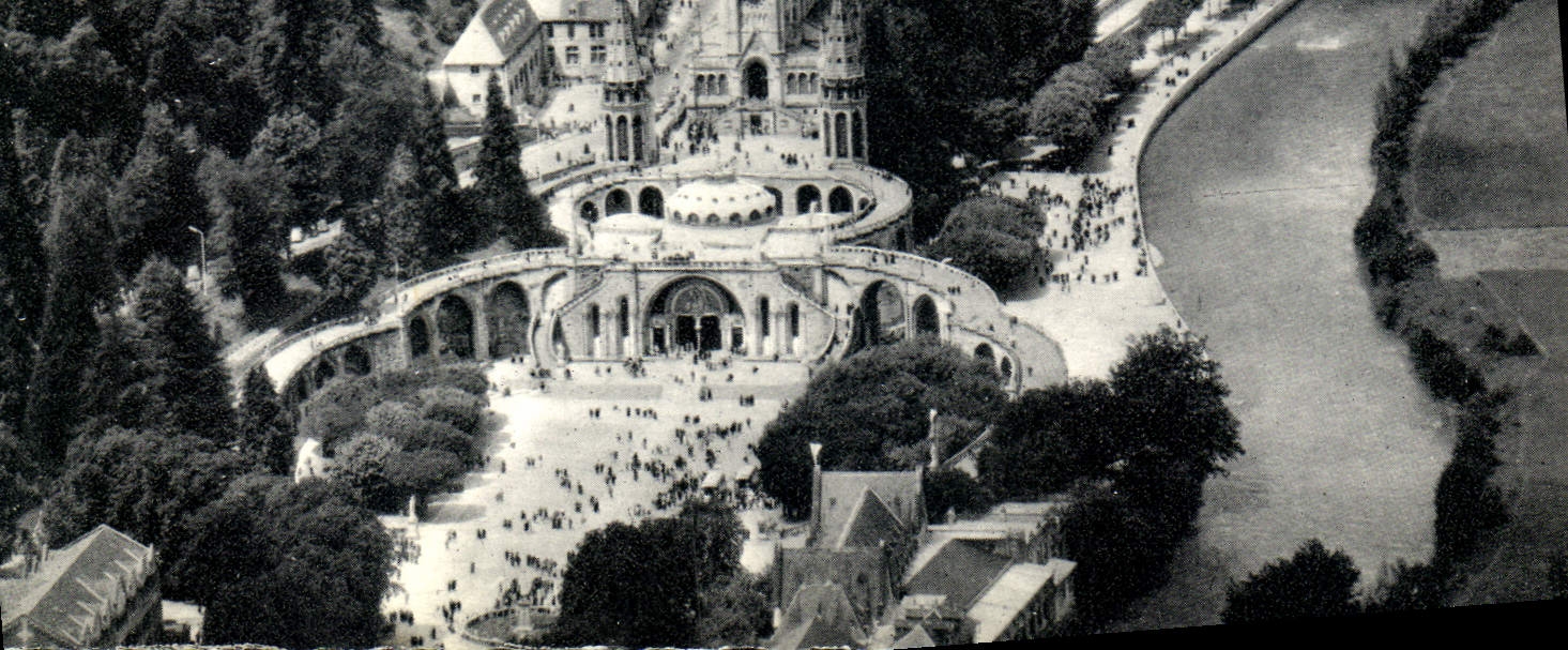 CPA Lourdes Hautes Pyrenees Vue aerienne de la Basilique et le Gave 