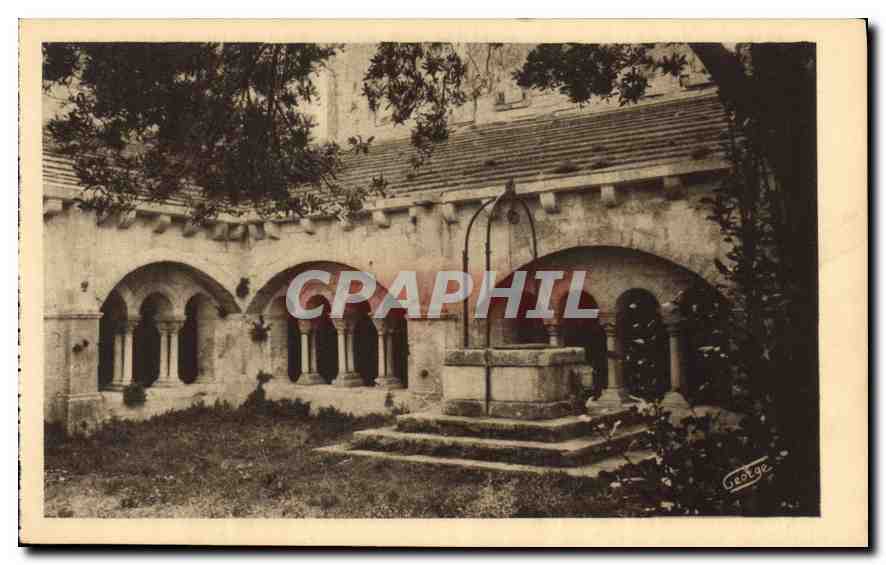 CPA Environs d'Arles Montmajour Cour du Cloitre et le Puits 