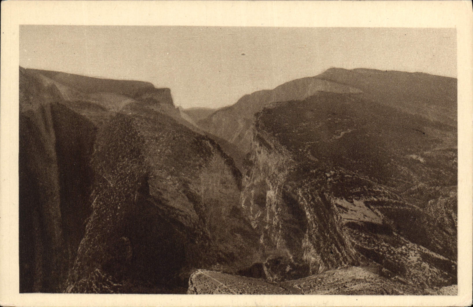 Gorges du Verdon — Brèche d'entrée du Grand Canon, vue de Rougon — Éditions Provençales, Série I. N° 5