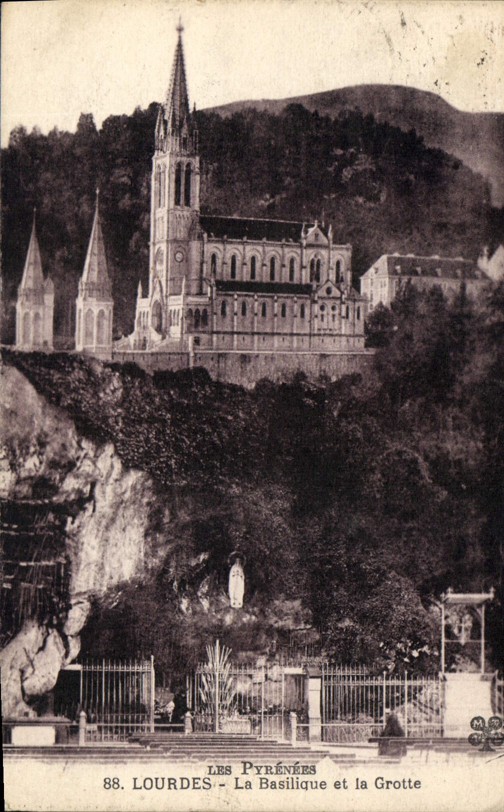 CPA Les Pyrenees Lourdes La Basilique et la Grotte 