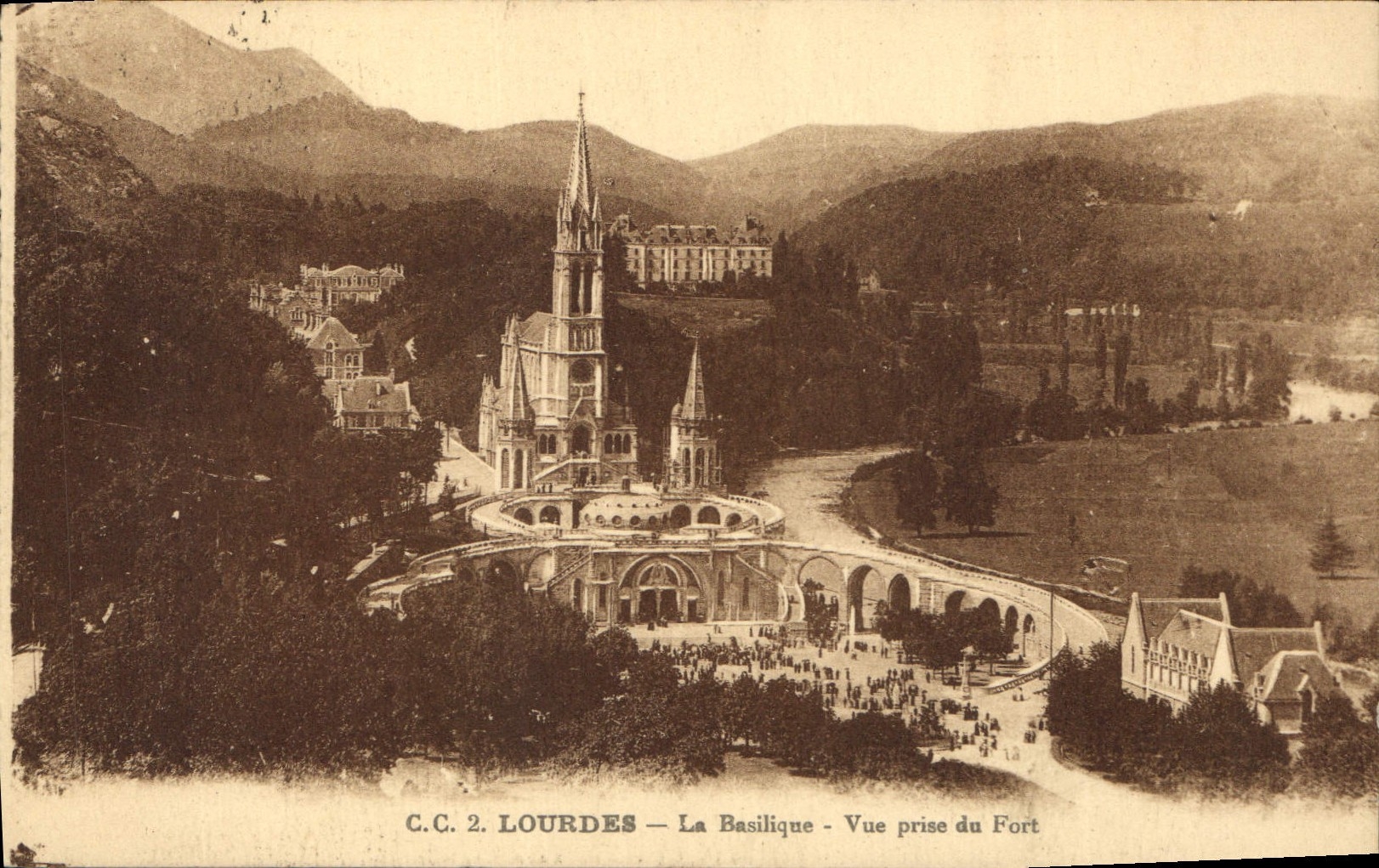 CPA Lourdes La Basilique Vue prise du Fort 