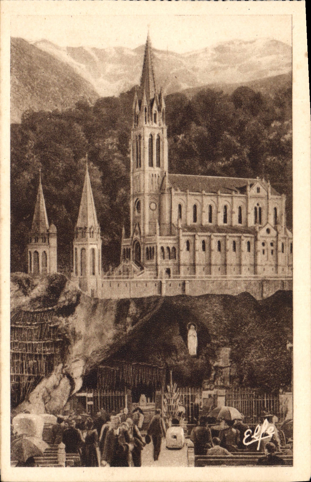 CPA Lourdes La Grotte et la Basilique 