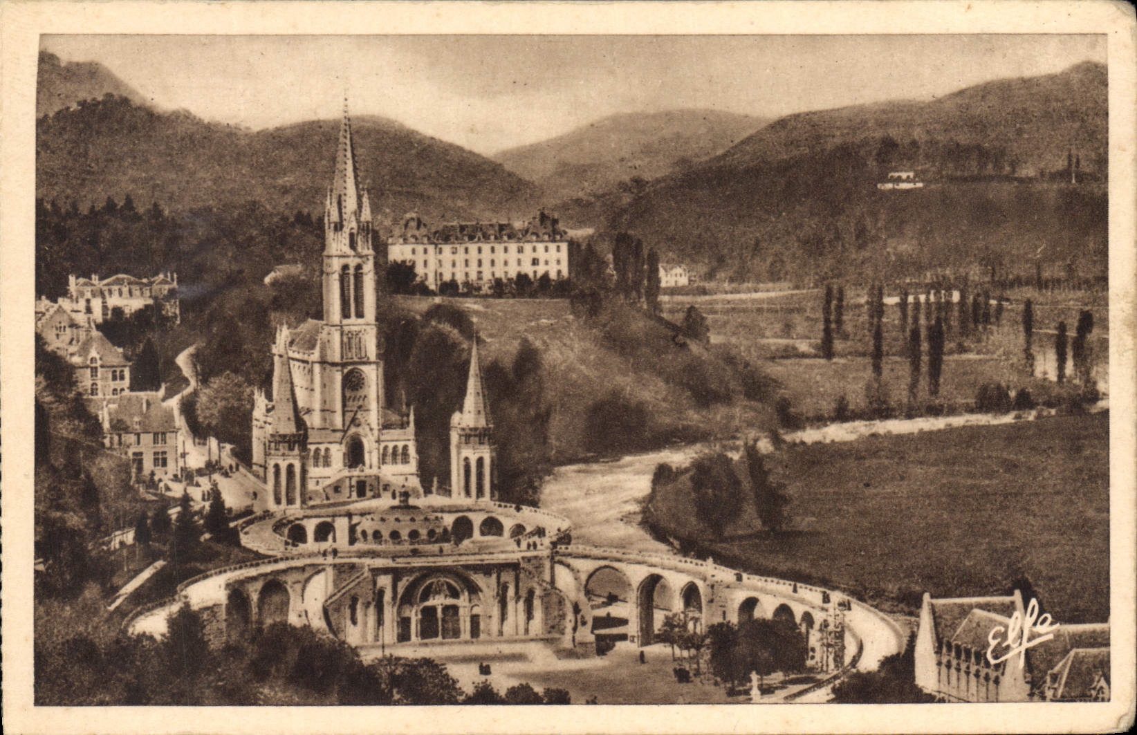 CPA Lourdes vue plongeante sur la Basilique et la Vallee du Gave 