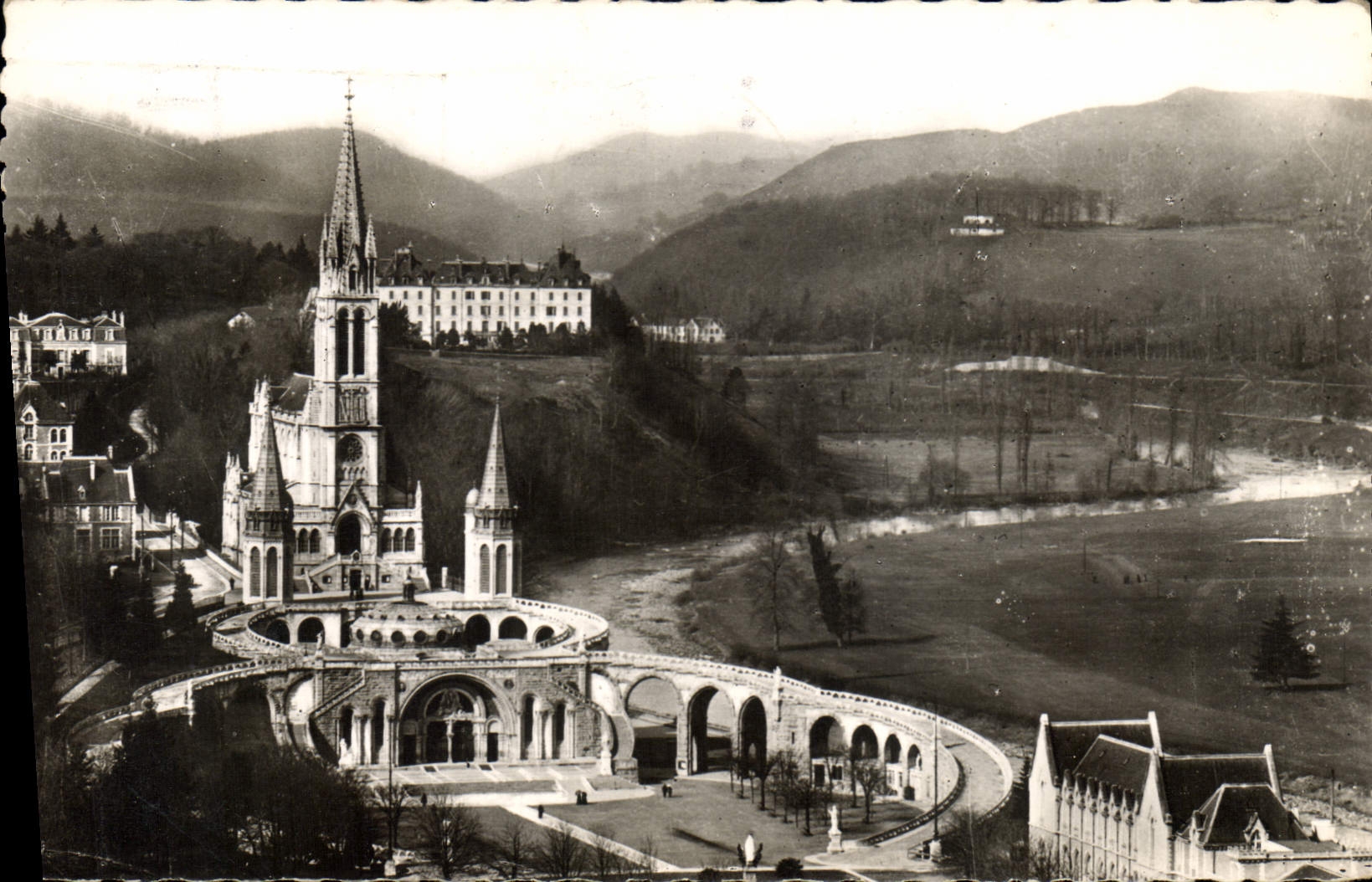 CPA Lourdes la Basilique vue du Chateau Fort 