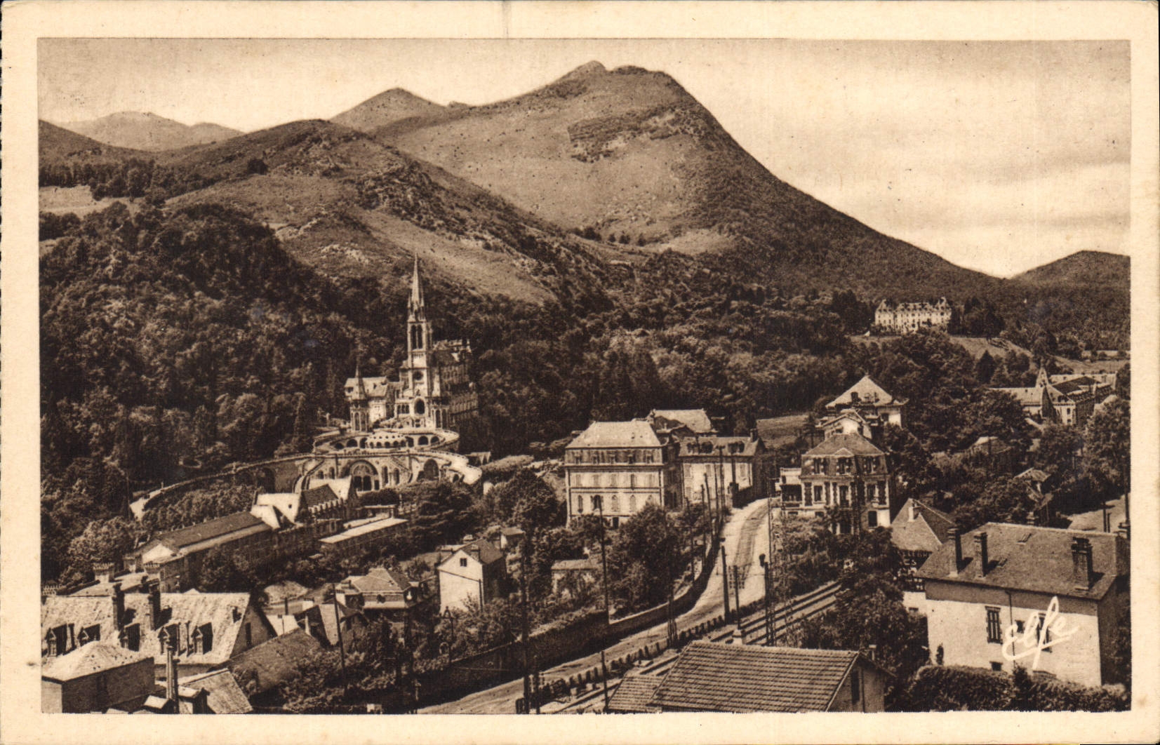 CPA Lourdes Vue generale sur la Basilique de la Route de Pau 