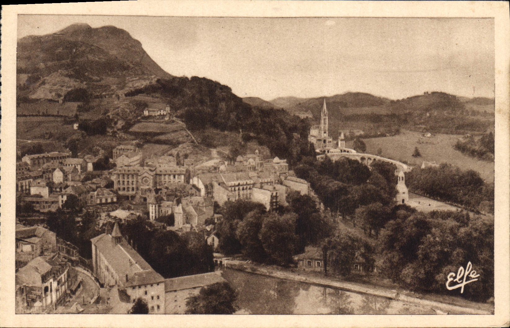 CPA Lourdes vue plongeante sur la Basilique 