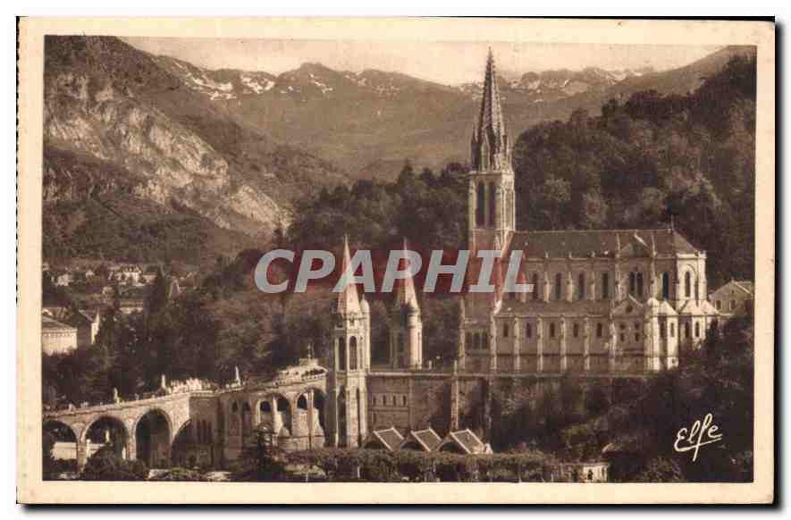 CPA Lourdes Les Rampes et la Basilique au fond l'Arbiden 
