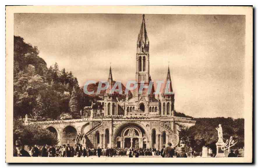 CPA Lourdes l'Esplanade et la Basilique 