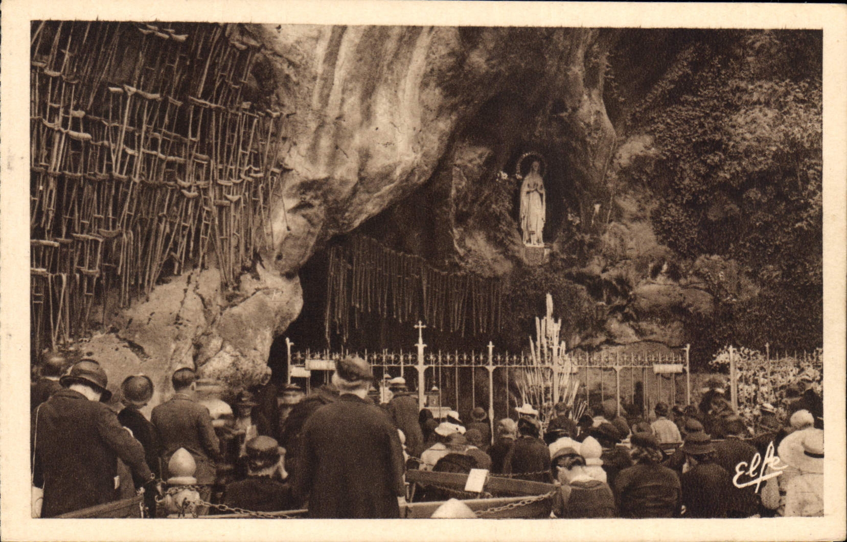 CPA Lourdes la Grotte miraculeuse 