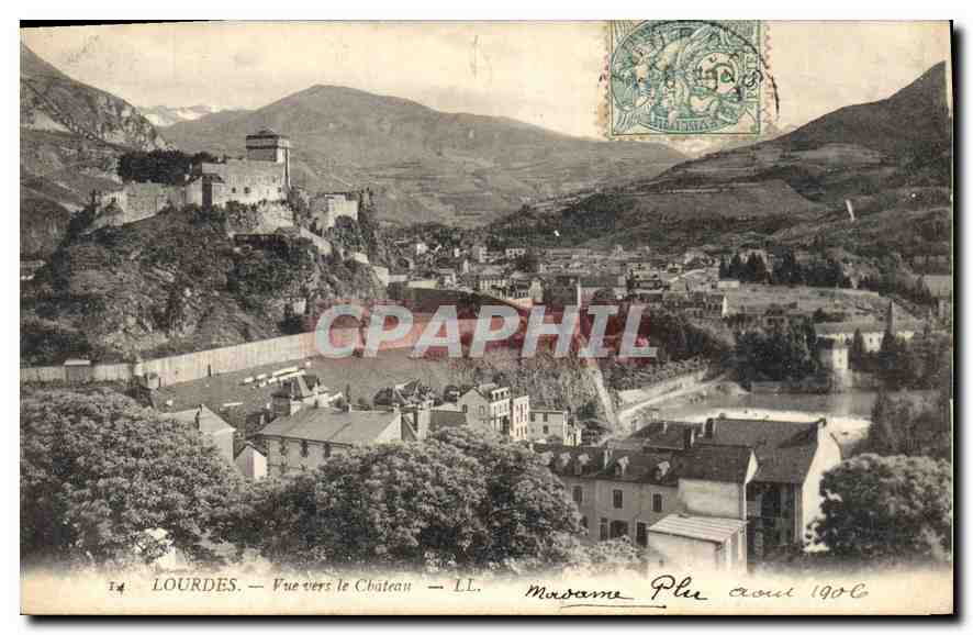 CPA Lourdes vue vers le Chateau 