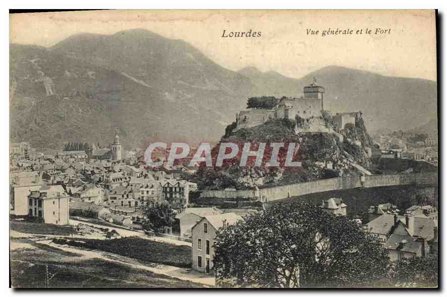 CPA Lourdes Vue generale et le Fort 