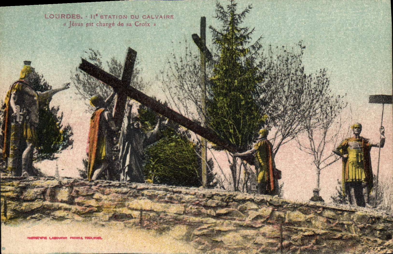 CPA Lourdes II station du Calvaire Jesus est charge de sa Croix 