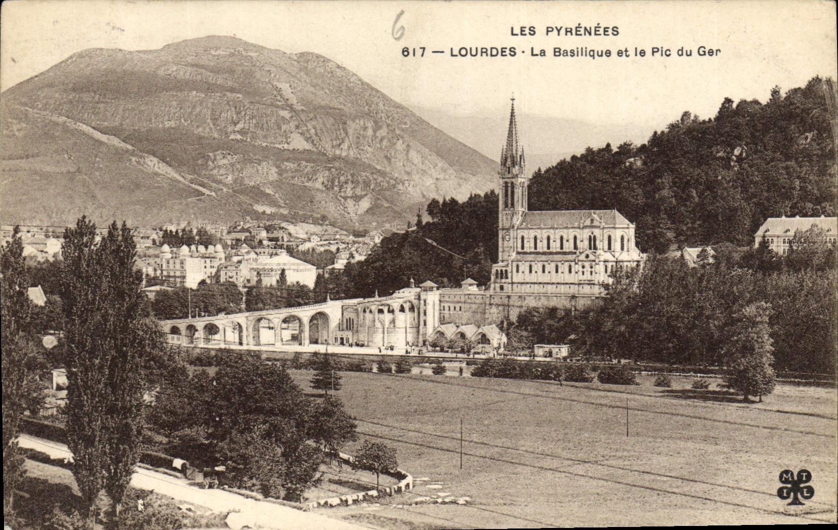 CPA Les Pyrenees Lourdes La Basilique et le Pic du Jer 