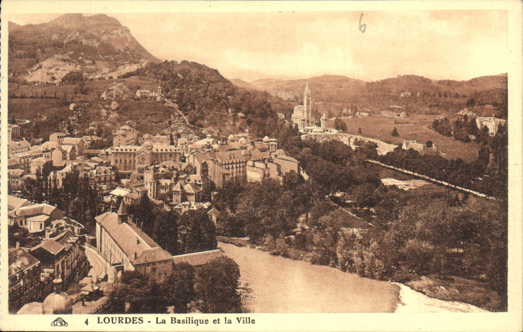 CPA Lourdes La Basilique et la Ville 