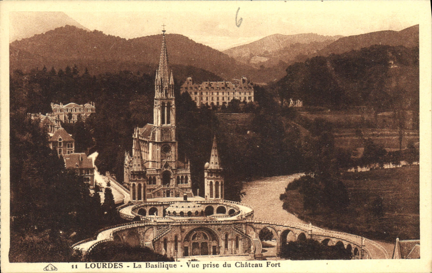 CPA Lourdes La Basilique Vue prise du Chateau fort 