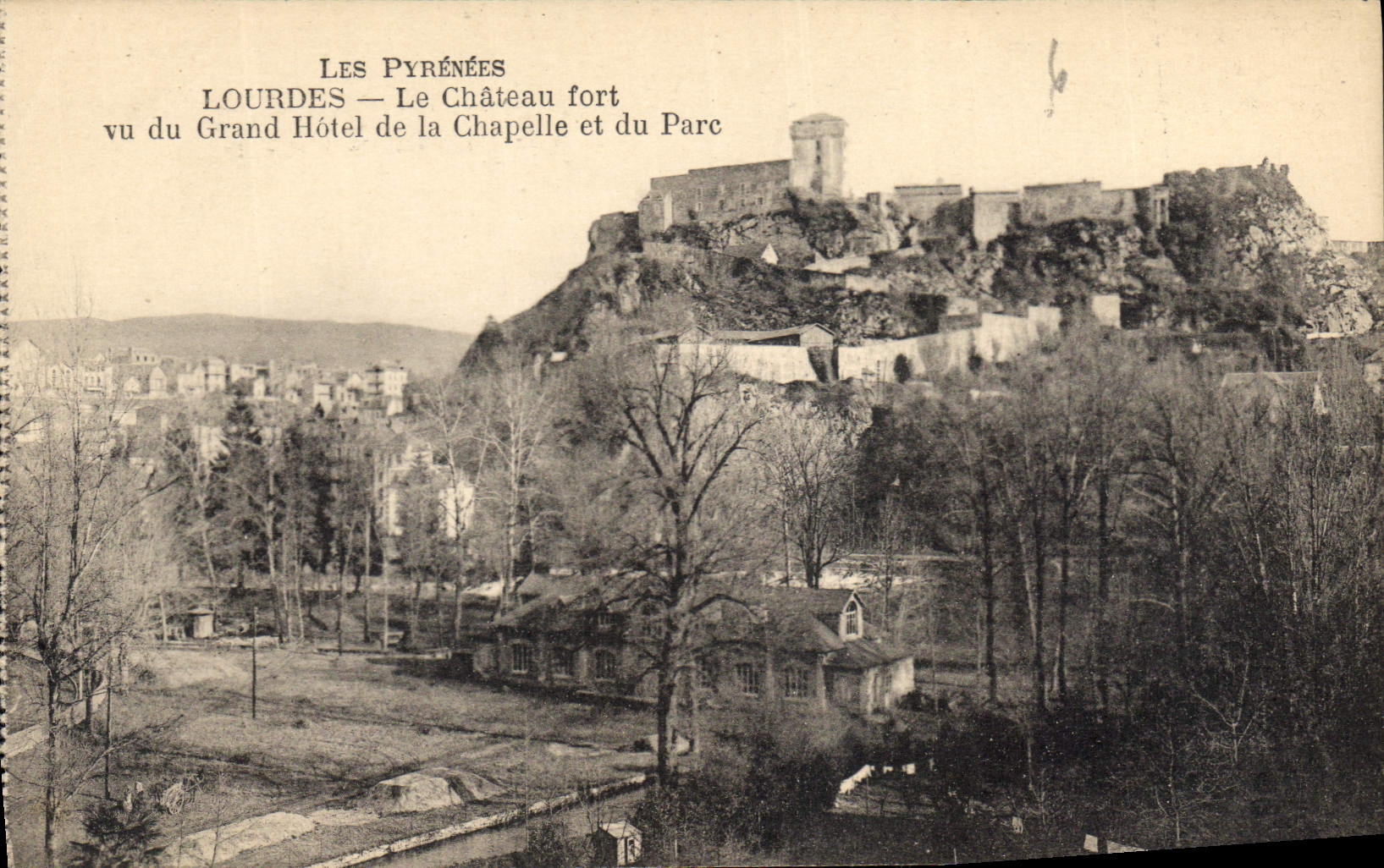 CPA Les Pyrenees Lourdes Le Chateau fort vu du Grand Hotel de la Chapelle et du Parc 