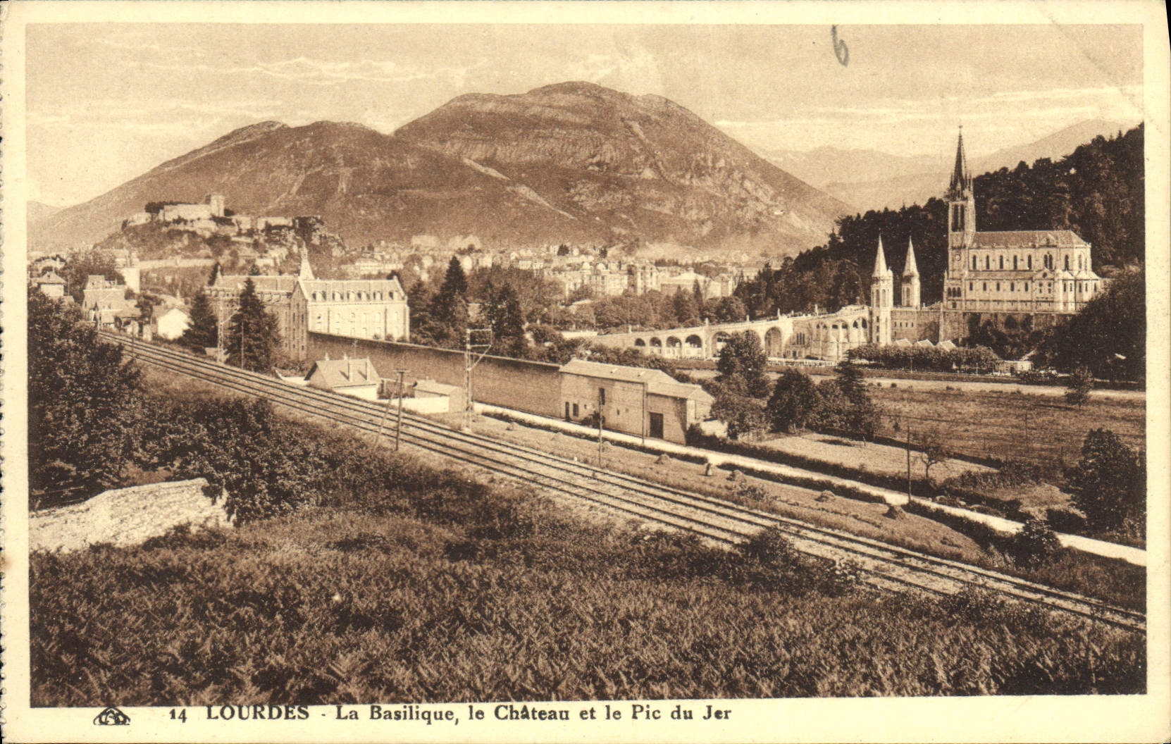 CPA Lourdes La Basilique le Chateau et le Pic du Jer 