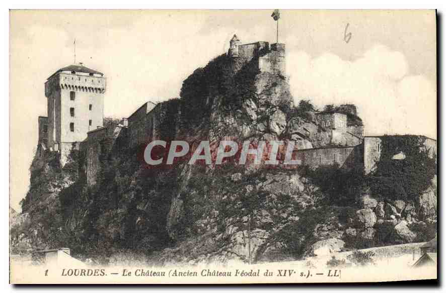 CPA Lourdes Le Chateau Ancienne Chateau Feodal du XIV s 