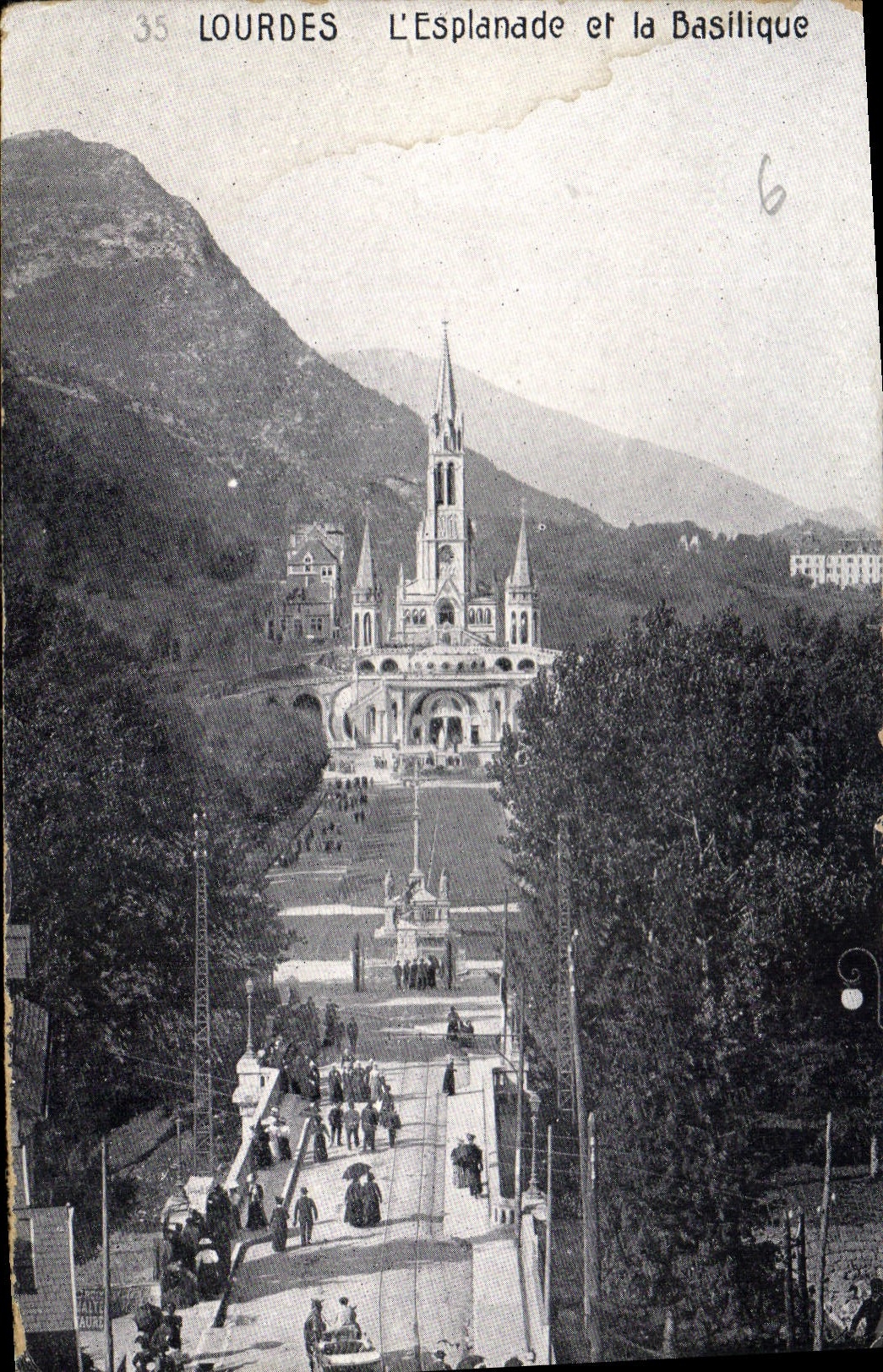 CPA Lourdes L'Esplanade et la Basilique 
