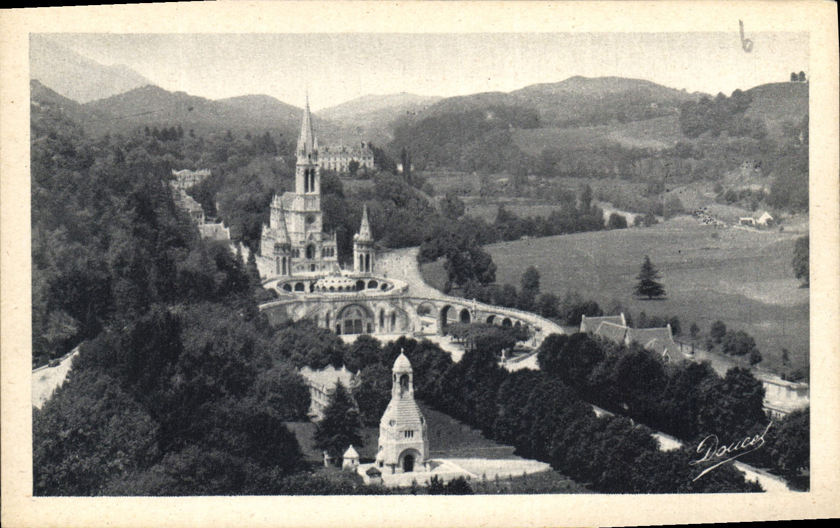 CPA Lourdes la Basilique et le Monument Interallie vus du Chateau fort 