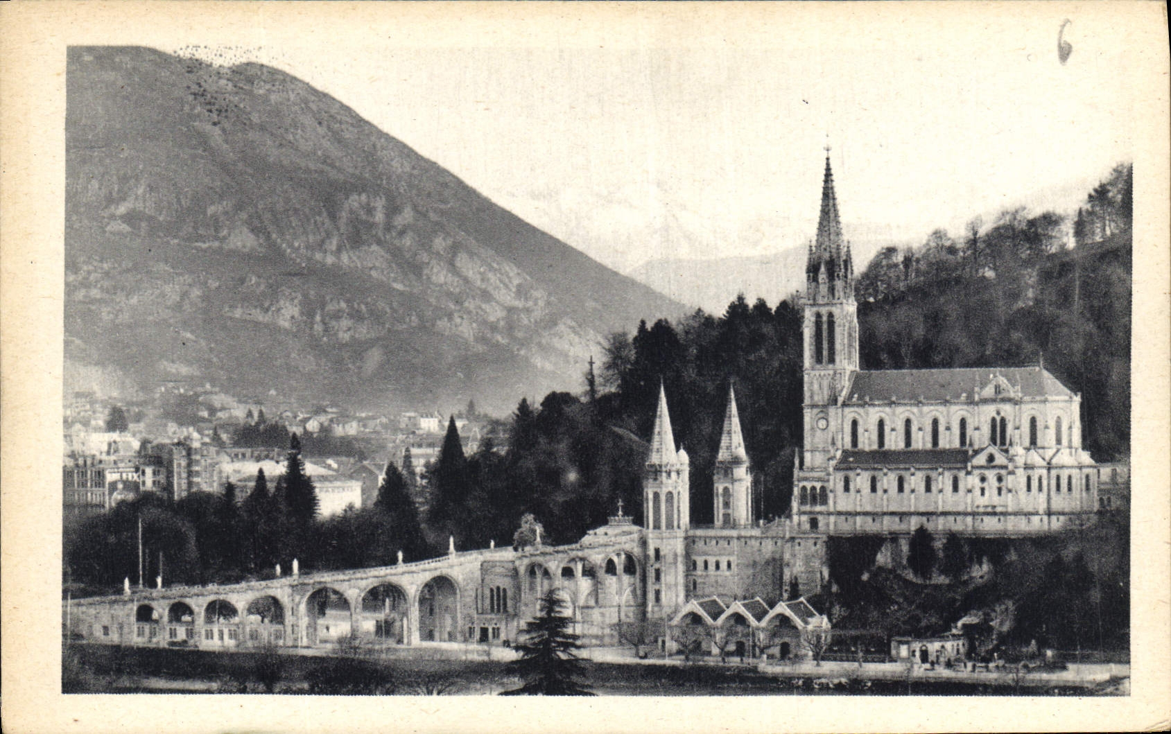 CPA Lourdes la Basilique et le Pic du Jer 