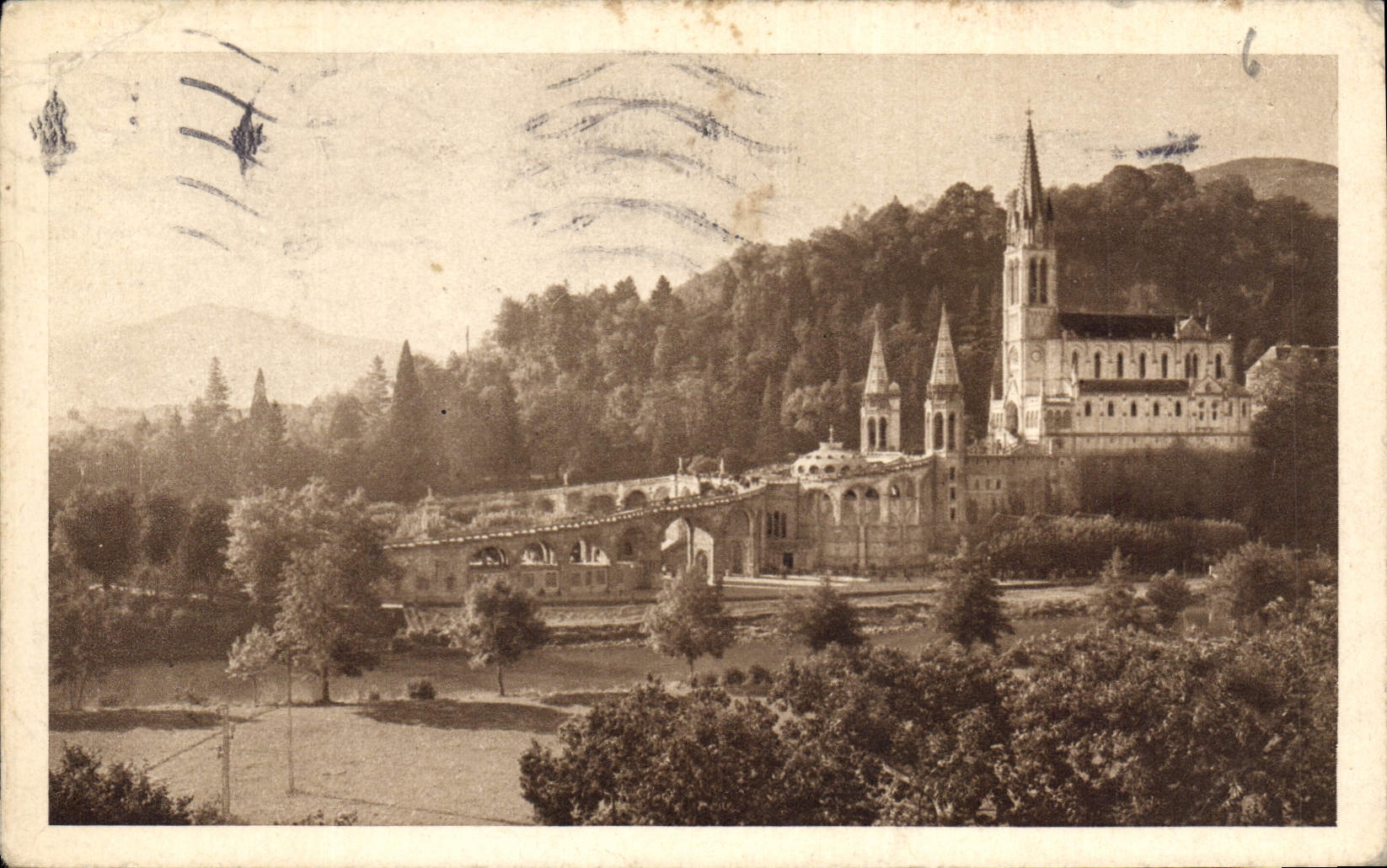 CPA Lourdes la Basilique vue laterale 