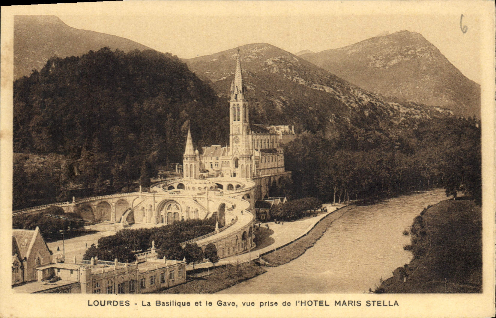 Lourdes - La Basilique et le Gave, vue prise de l'Hôtel Maris Stella