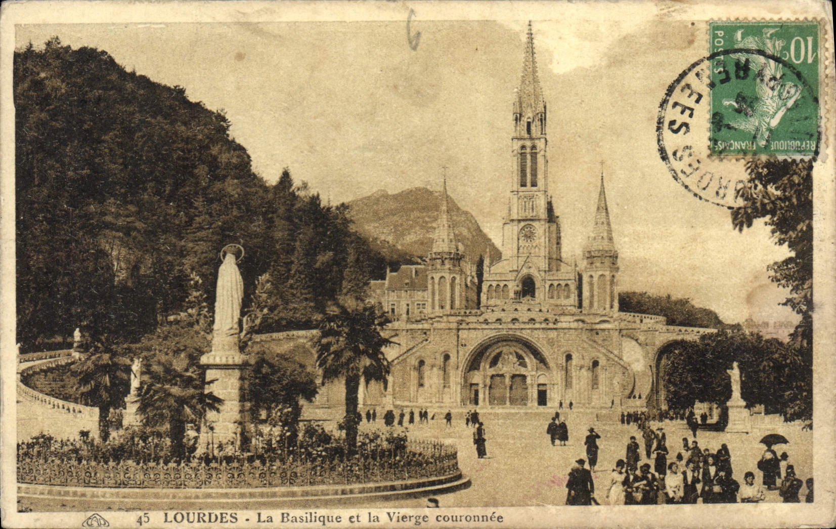 CPA Lourdes la Basilique et la Vierge Couronnee 