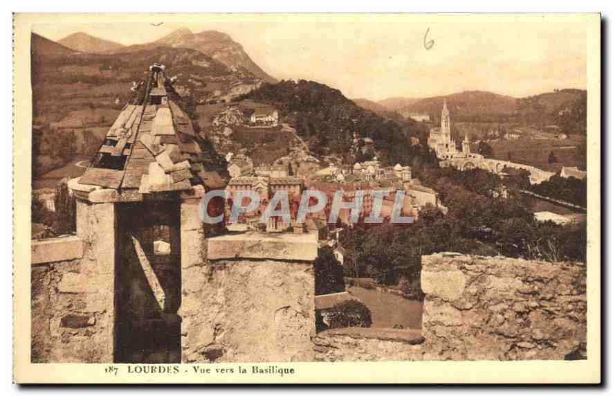 CPA Lourdes vue vers la Basilique 