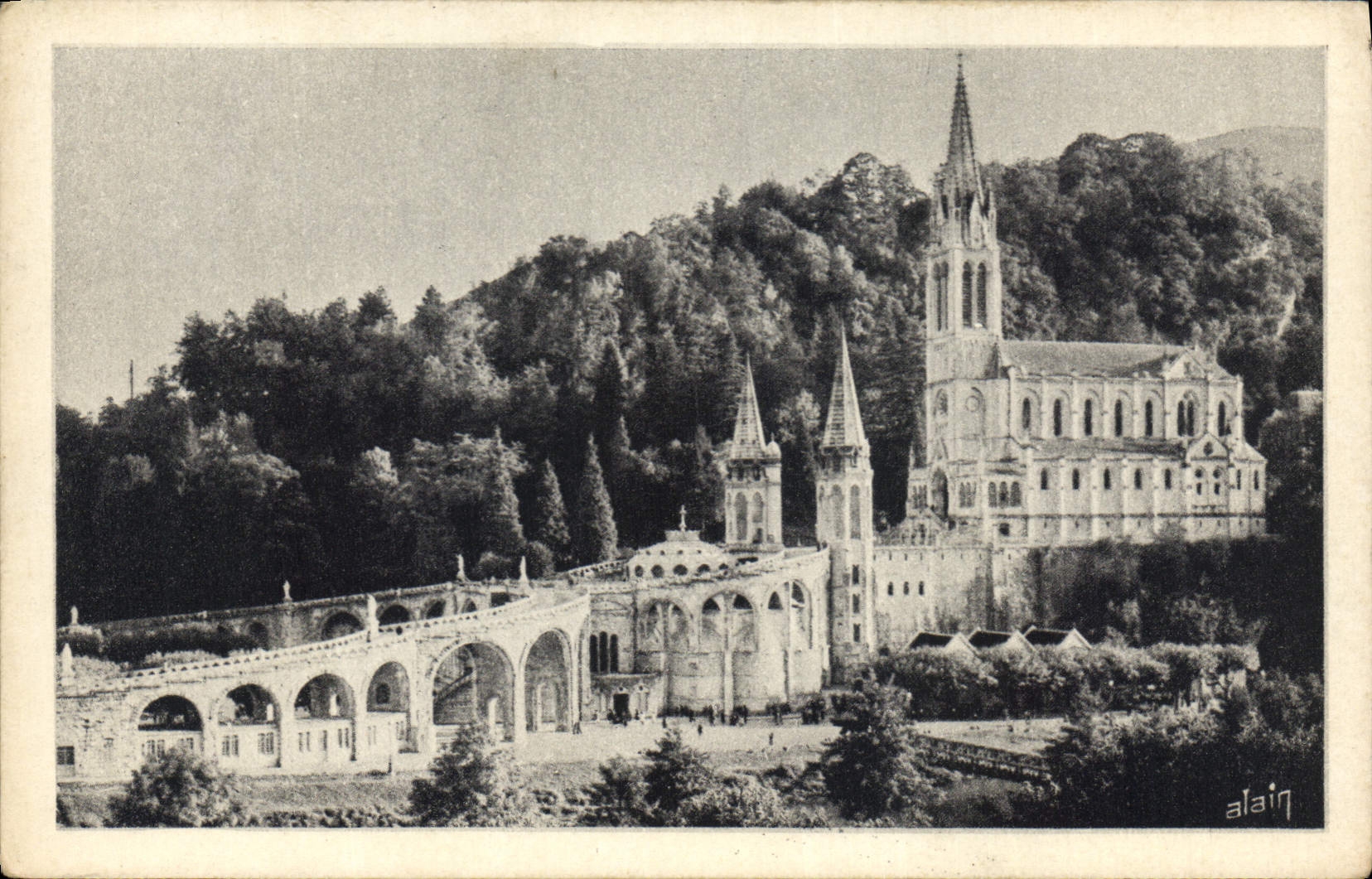CPA Lourdes la Basilique de Profil 