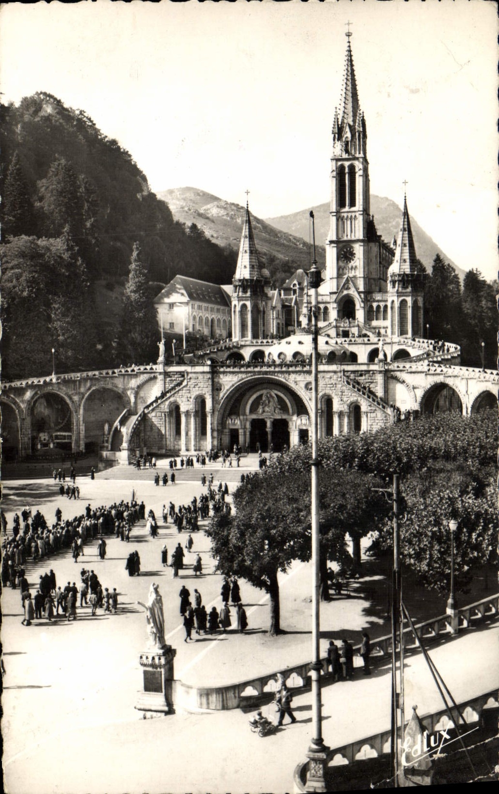 CPA Lourdes la Basilique et l'Esplanade 