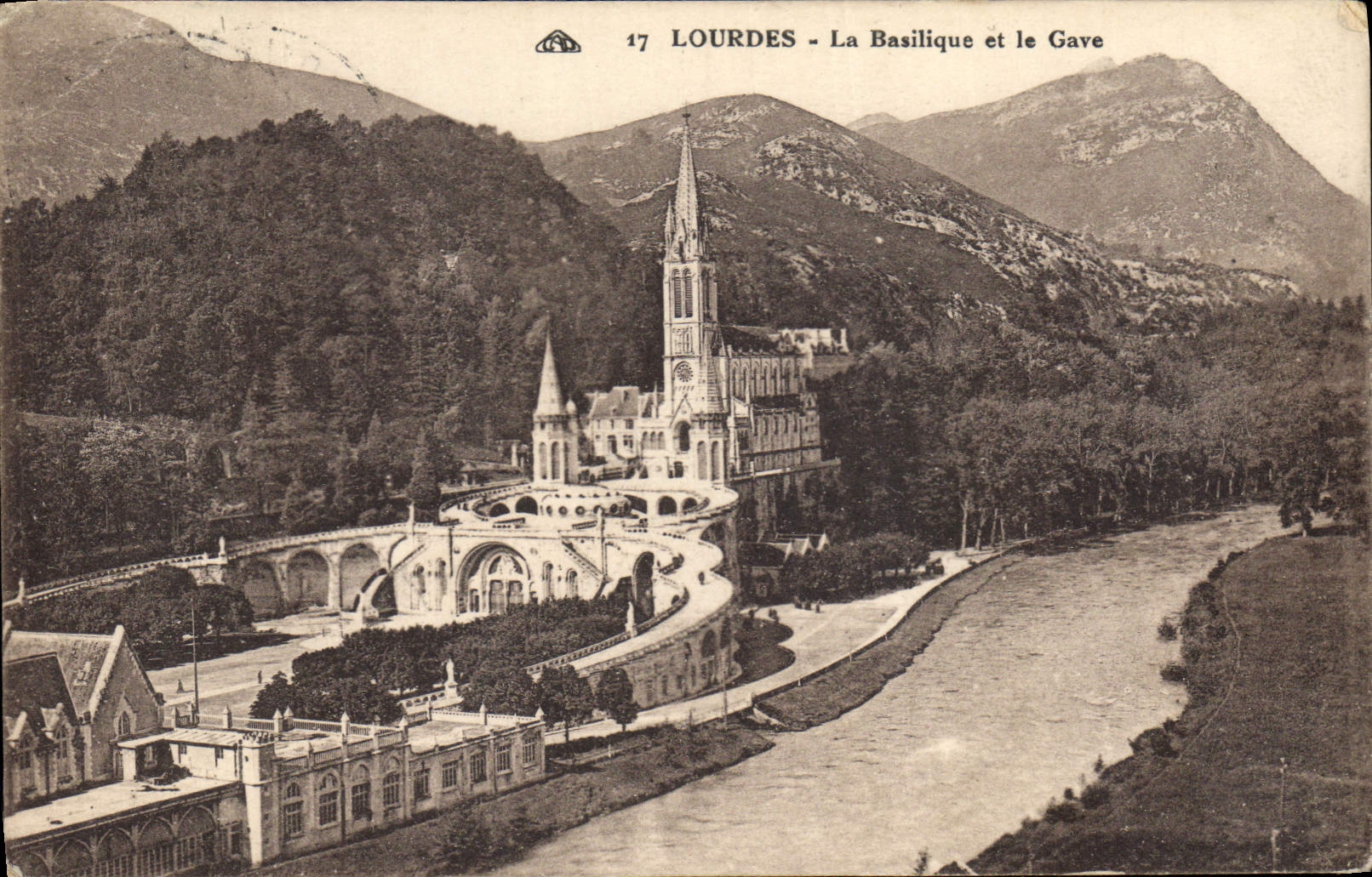 CPA Lourdes la Basilique et le Gave 